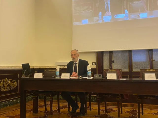 Oggi presso la Fondazione Ernesta Besso di Venezia si è tenuto il convegno in memoria del Rabbino Capo Elio Toaff Z”L a dieci anni dalla sua scomparsa, organizzato dalla Fondazione per il @museoebraicodiroma e dall’archivio storico della CER.
L’evento, realizzato per rendere omaggio alla figura straordinaria dell’Emerito Rabbino Capo di Roma, è stato un momento di approfondimento sul suo ruolo fondamentale come guida spirituale, voce autorevole nel panorama politico e riferimento umano di altissimo profilo.

Antonella Di Castro, Vicepresidente della Comunità Ebraica di Roma, ha sottolineato l’immenso contributo di Toaff al dialogo interreligioso ricordando l’incontro del 13 aprile 1986 con Papa Giovanni Paolo II al Tempio Maggiore.

Il Rabbino Capo di Roma Riccardo Di Segni, ha evidenziato il fondamentale ruolo di Toaff nella trasmissione dei valori ebraici ricordando la sua figura iconica del dialogo ebraico-cristiano, aggiungendo e rammentando il suo ruolo come Capo Rabbino di Roma per ben 50 anni nei quali è stato figura di riferimento come guida della trasmissione dei valori ebraici.

#museoebraicodiroma #romaebraica #eliotoaff