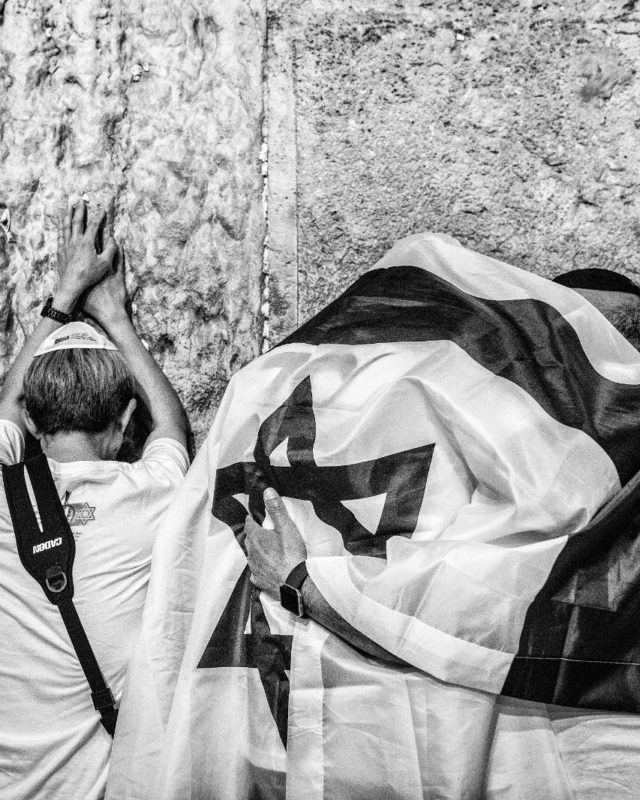 Inaugurata la mostra "Terra e Luce" - Israele negli scatti del fotografo ceco di fama internazionale Karel Cudlín - che prevede l’esposizione di diciotto scatti allestiti sulla magnifica cancellata del Tempio Maggiore.
La mostra, organizzata dal Centro Ceco di Roma in collaborazione con il Centro di Cultura Ebraica
della Comunità Ebraica di Roma, è promossa dalla Comunità Ebraica di Roma con l’Ambasciata della Repubblica Ceca a Roma e l’Ambasciata di Israele in Italia in occasione del settantasettesimo anniversario della fondazione dello Stato di Israele e del trentacinquesimo anniversario del ristabilimento delle relazioni tra Repubblica Ceca e Israele.
Presenti all’inaugurazione: l’artista Karel Cudlín, S.E. Jonathan Peled Ambasciatore di @israelinitaly, S.E. Jan Kohout Ambasciatore della Repubblica Ceca in Italia e Antonella Di Castro vice presidente della Comunità Ebraica di Roma.

#israele #israel #cultura #arte #fotografia #karelcudlin #jewishheritage #romaebraica
