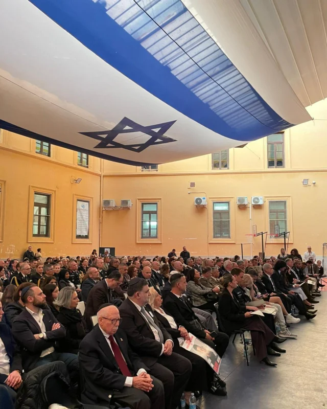 Questa sera, insieme all’Ambasciata @israelinitaly, abbiamo commemorato i caduti nelle guerre di indipendenza dello Stato di Israele e le vittime del terrorismo. Momenti di commozione, riflessione e di raccoglimento.

#yomhazikaron #memoria #romaebraica #comunitaebraicadiroma